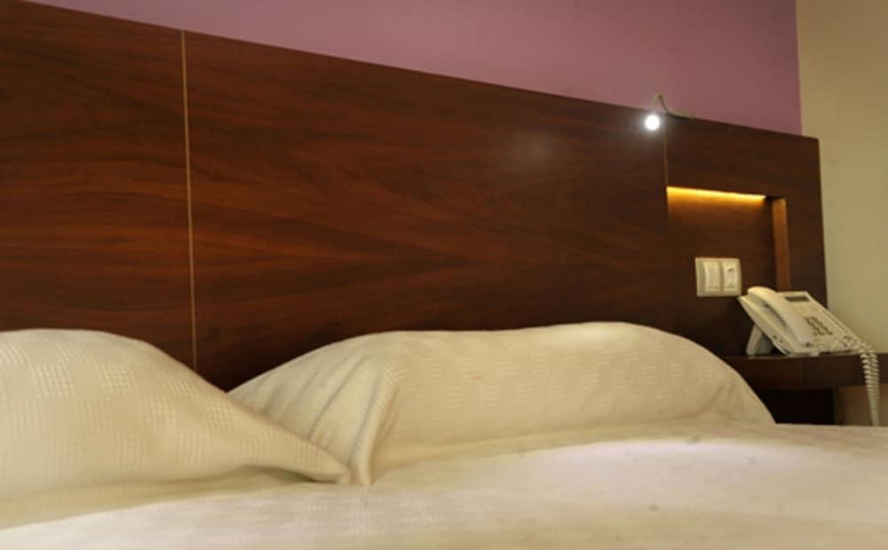 Hotel Corona De Galicia Valga Extérieur photo